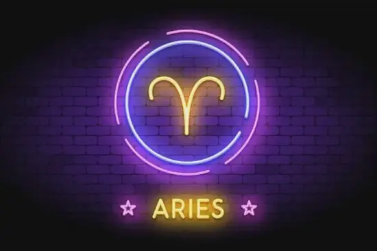 白羊座女生办公场景特写 白羊座行动力展示