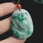 属虎的适合佩戴什么饰品翡翠吊坠：属虎饰品保养禁忌
